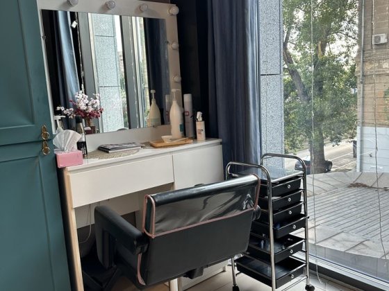 Аренда робочого місця для перукаря , колориста , визажиста . Центр Дніпро