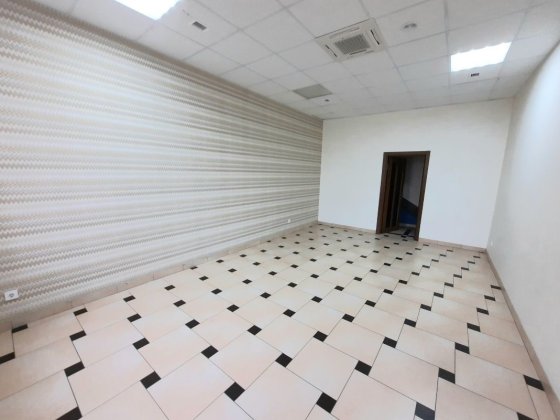 Центр. Площа S = 135 m2. Не перша лінія. Напівцоколь. Парковка. Ремон Винница