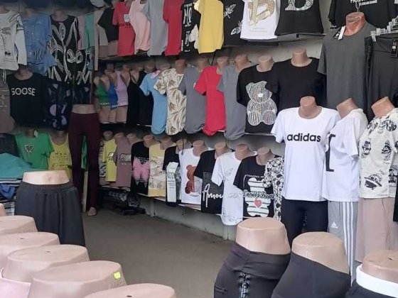 Киоск на Анголенко на проходняке под одежду, обувь, др.