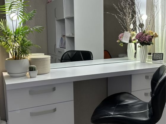 Місце для візажиста, бровиста, майстра з укладання. Место для бровиста