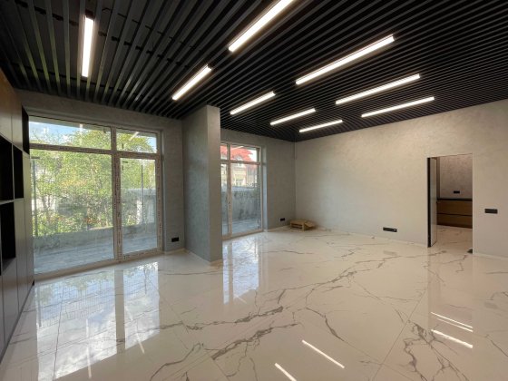 Вільне приміщення з меблями в новобудові з власним двориком, Паркінг. Львів