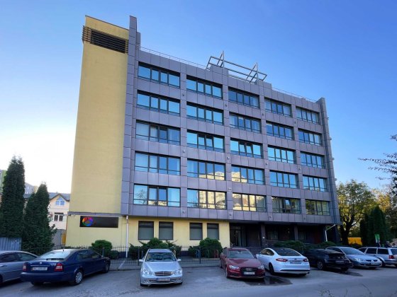 Оренда офісного приміщення, 228 м² за 12$/ м², на вул. Угорська Львов