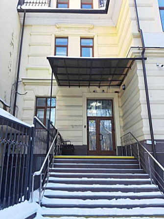 Оренда будівлі з прилеглою територією в центрі,  1100 м2 (БЕЗ КОМІСІЇ) - фото 1