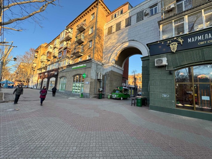 Соборна 6,5 кв.м. перший поверх гарне місце прохідняк - фото 1