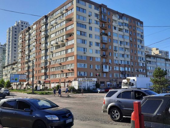 Сдам в аренду помещение. Фасад Сахарова 1-й этаж. Большая парковка.