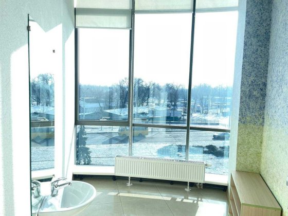 Оренда кабінету з панорамним видом наб. Перемоги поблизу Бартоломео Днепр