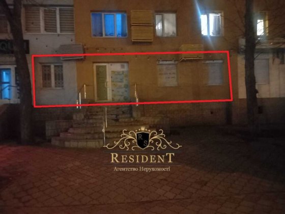 Помещение на красной линии, напротив надземного перехода Дніпро