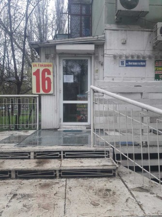 Сдаётся помещение угловое, фасад (Гайдара 16) с балконом, 80 м² - фото 1