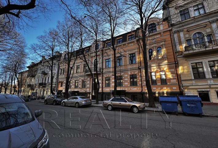 Оренда офісної будівлі в 1187 м² з кабінетами та open space в центрі - фото 1