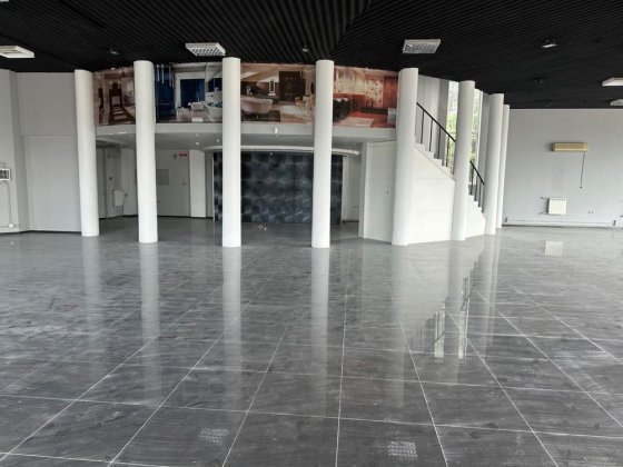 Салон-магазин або автосалон на Набережній