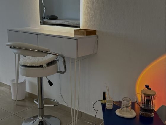 Оренда кушетки візажного столика місця для бровіста, візажиста Дніпро