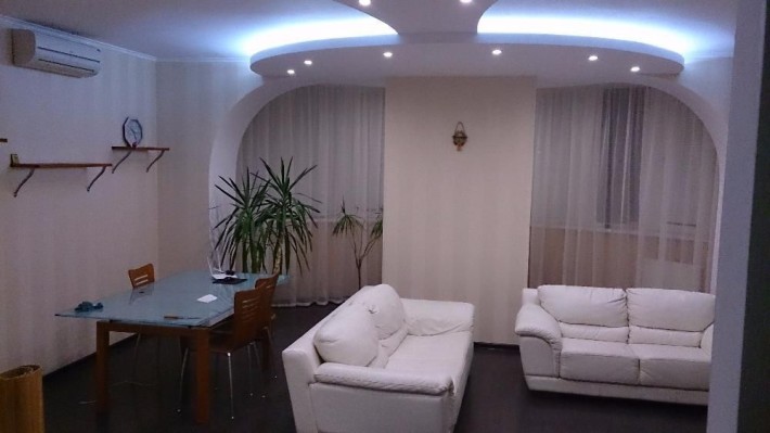 Оренда студії 60м.кв. Микільско-Слобідська 6 .Метро Лівобережна. - фото 1