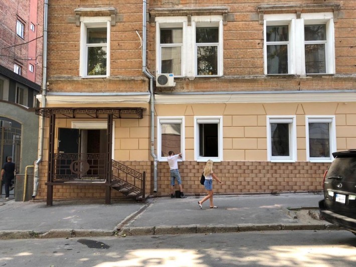 Здам 82 м. біля Дзеркального струменя під клініку, салон, нотаріус. - фото 1