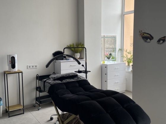 Аренда кушетки для наращивания ресниц и макияжный столик