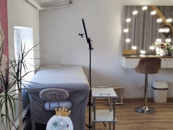 Оренда кушетки , візажне дзеркало , оренда робочого місця Львів