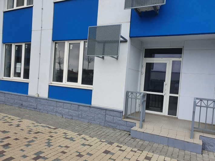 пл. Толбухина Сдам  коммерческое помещение 90кв.и   жк "Омега" - фото 1