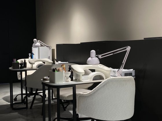 Місце майстра манікюру з обладнанням Львов