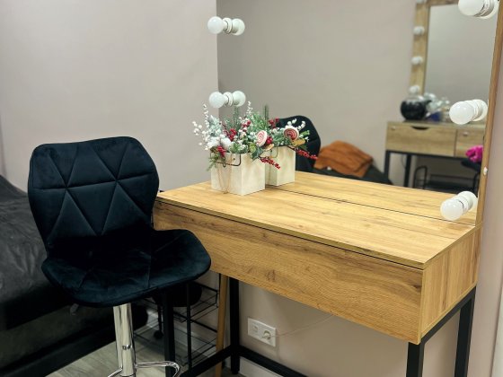 Здається робоче місце для майстра бровіста Харків