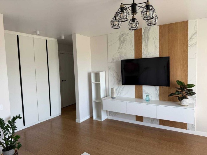 Продам трикімнатну квартиру з сучасним ремонтом і гарним розташуванням - фото 1