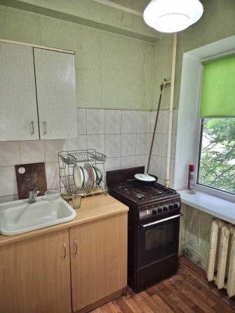 Продам 1 кімнатну 2/5 біля Залізничного вокзалу - фото 1