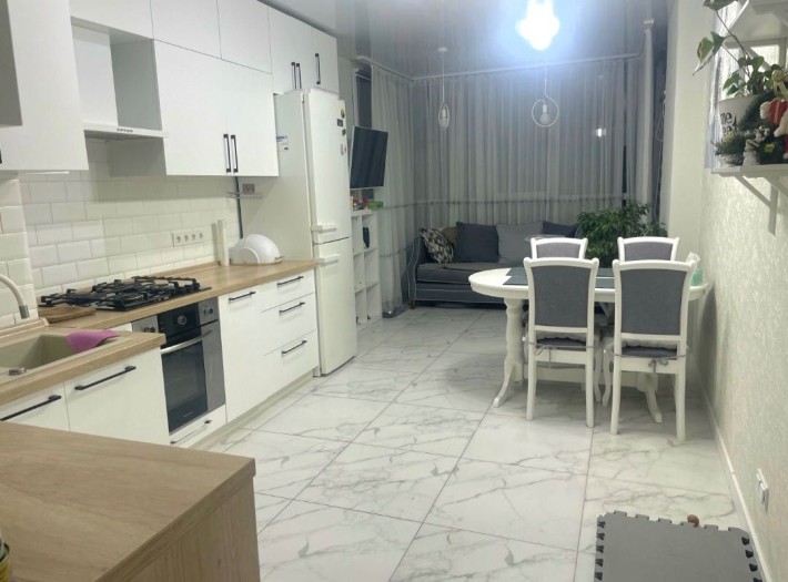 Продаж просторої 3-кімнатної квартири в Гостомелі - фото 1