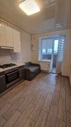 1Кквартира 42.8 м² з ремонтом, меблями 2 балконами ЖКБучанський - фото 1