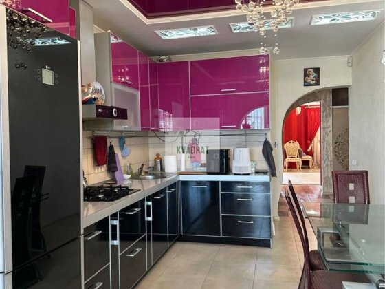 Продам у центрі міста чудову 2-х рівневну квартиру.р-н Юску Каменец-Подольский