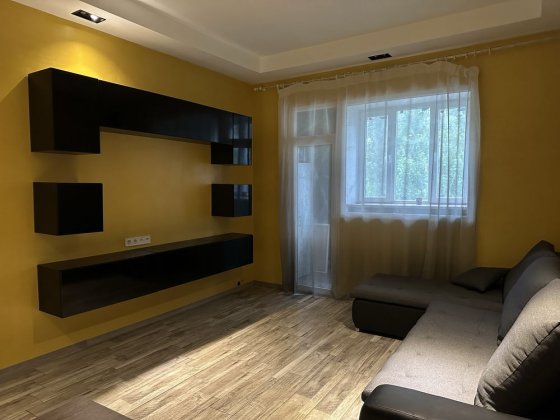 Квартира 65кв м Центр, Сталинка с индивидуальным отоплением Конотоп