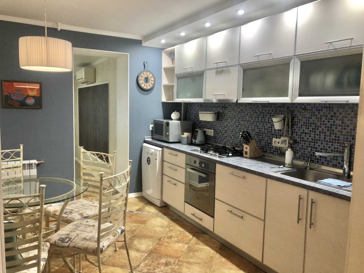 Продам 4-ком. квартиру с хорошим ремонтом в центре Черноморска. - фото 1