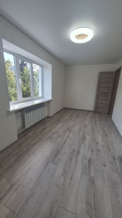 Продам 2-х кімнатну квартиру з сучасним свіжим ремонтом - фото 1
