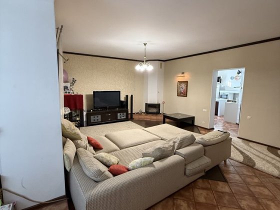 Продам шикарную двухуровневую квартиру в центре ,можно по сертификату 