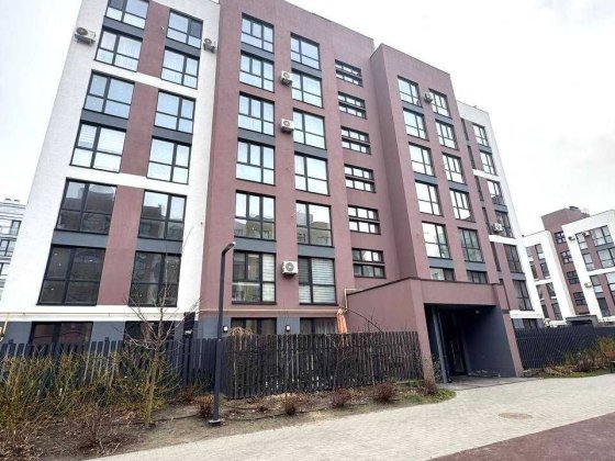 Продаж просторої однокімнатної квартири 43 м. ЖК Емоція. Хотів,Чабани Хотов