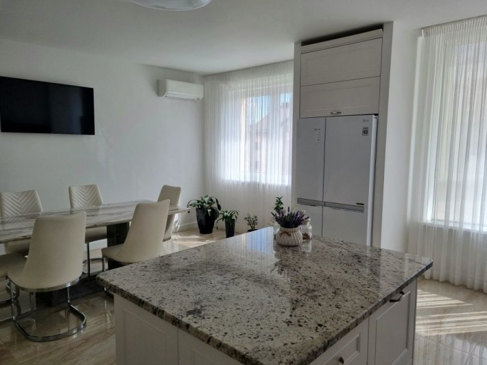 Продам квартиру з гаражем з ремонтом - фото 1
