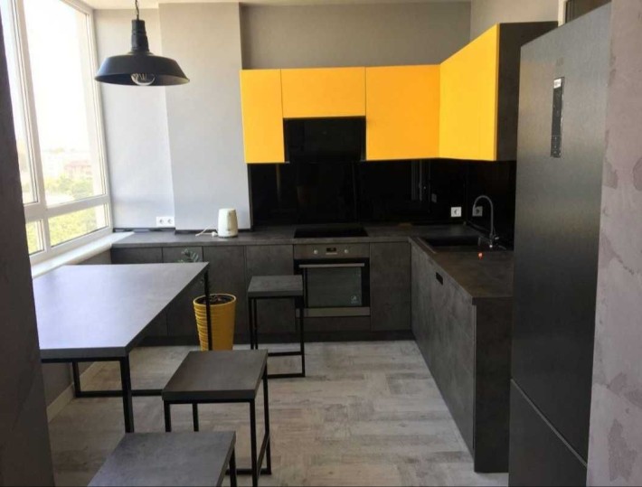 Продам 2 ком современную, стильной меблировкой и техникой ЖМ Радужный - фото 1