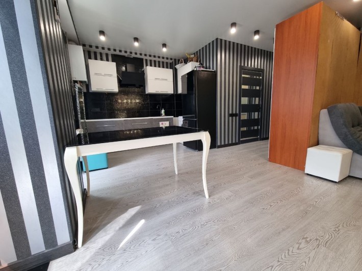 Продам в ЖК Мариинский однокомнатную квартиру- студию - фото 1
