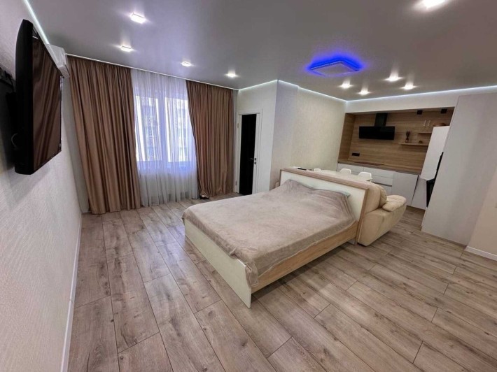 Продажа 2к. квартиры с ремонтом ЖМ Радужный - фото 1