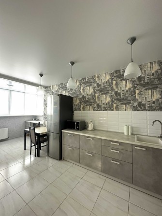 Продам просторную 1-комн. квартиру в Радужном с ремонтом. Дом 1 - фото 1