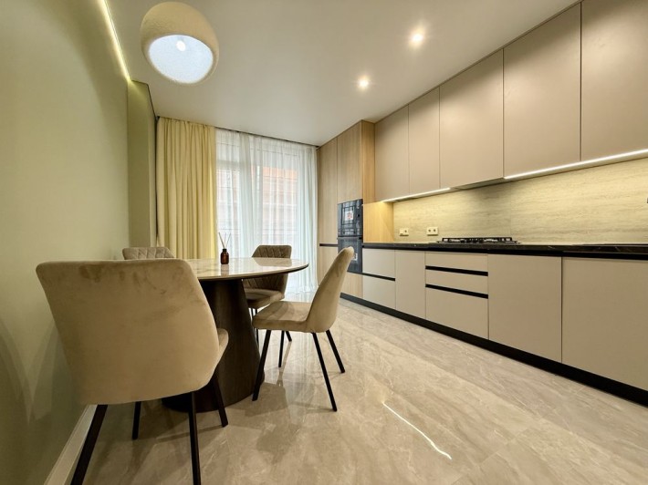 Велика півторачка з стильним ремонтом в ЖК Family Plaza, 8 поверх! - фото 1
