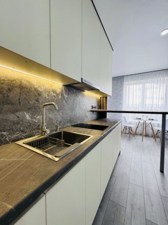 Продам квартиру з сучасним ремонтом ! - фото 1