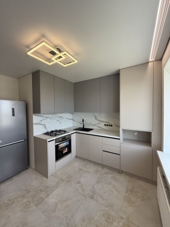 Продам 2 кім. квартиру з ремонтом та меблями - фото 1