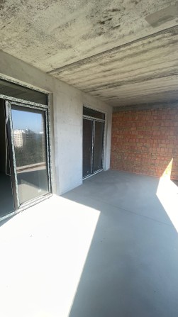 Продам квартиру 48 м2 з великою терасою в центрі Ірпеня - фото 1