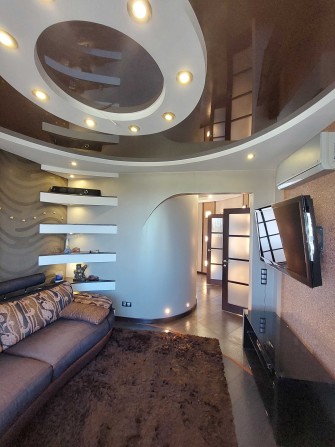 3 кімнатна з меблями,технікою. 84 м2. Центрально м.р. - фото 1