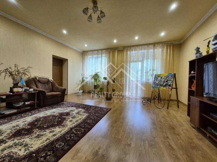 Продаж чудової 3к збільшеної "сталінки" на зуп. Червона - фото 1