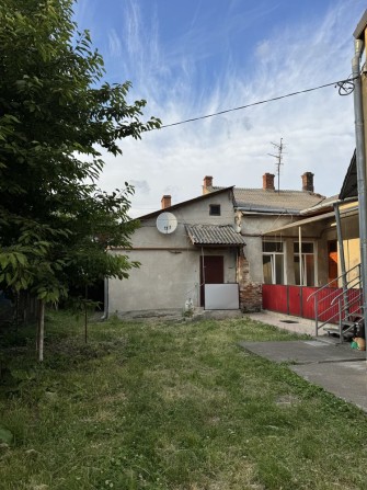 Продам 2 кімнатну квартиру з великим двором місцем для авто в центрі - фото 1