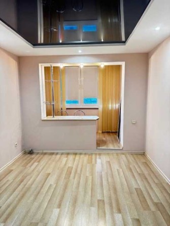 Продам двокімнатну квартиру 5 м-н Зарічний, по Бродвею. - фото 1