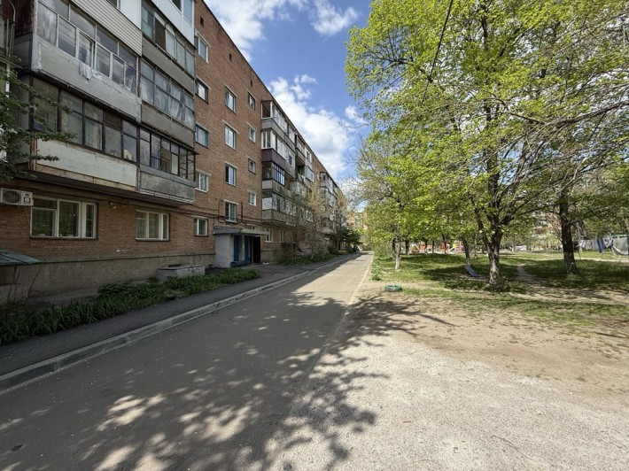 Бюджетна однокімнатна квартира. Поділ. Цегляний будинок - фото 1