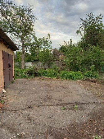 Паркомісце для невеликого авто причепа мотоцикла в приватному секторі - фото 1