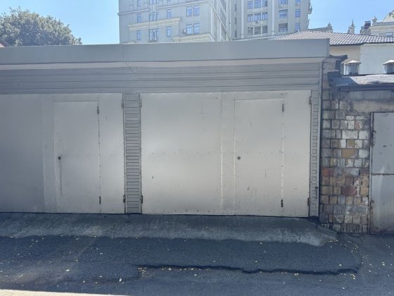 Гараж Ярославів вал кут Гончара Киев