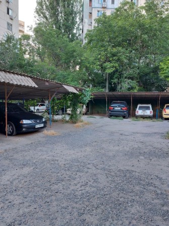 Парковка, крытая охраняемая стоянка ул.И.Петрова 6./Глушко,маг.АТБ - фото 1