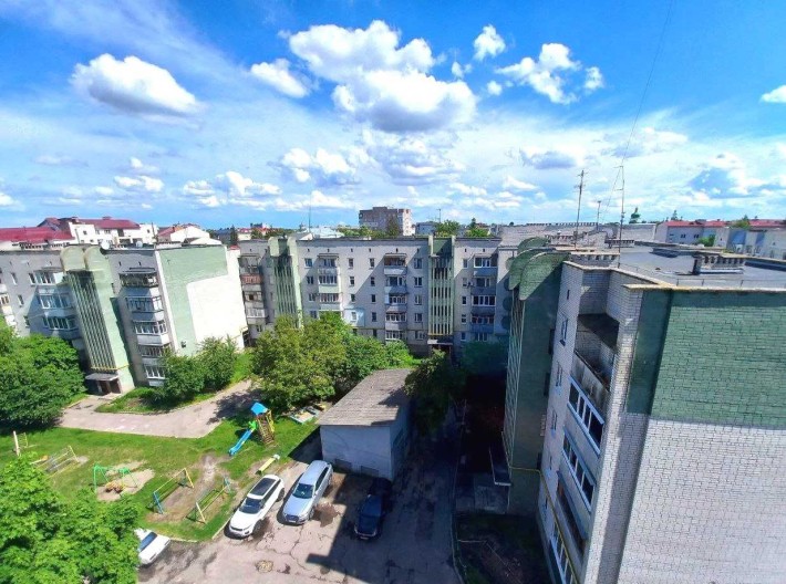 Продам 3 кімнатну квартиру в центрі міста - укомплектовану  з ремонтом - фото 1